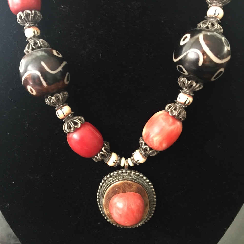 Large pendent necklace with large beads - Picture 2 of 7